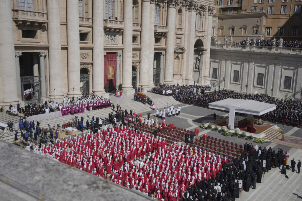 Kardináli na Námestí svätého Petra vo Vatikáne. Foto: TASR/AP
