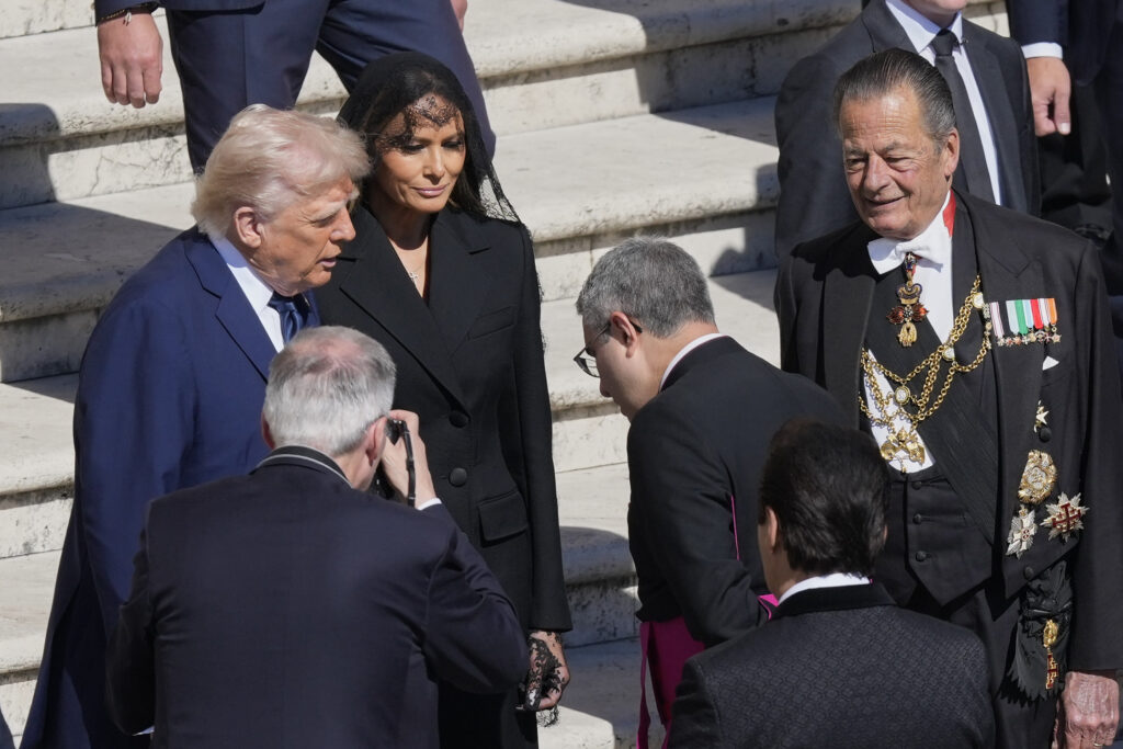 Donald Trump s manželkou na pohrebe pápeža Františka 26. apríla 2025. Foto: TASR/AP