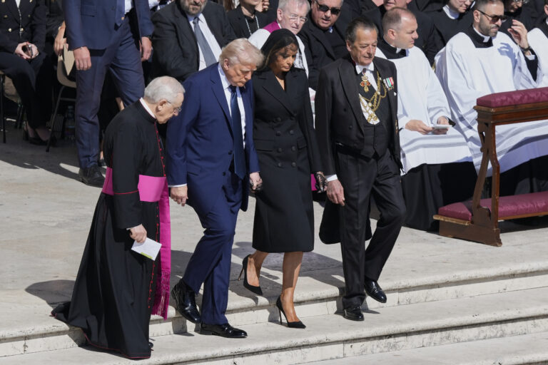 Obleky lídrov na pohrebe pápeža vyvolali kritiku, viacerí porušili dress code