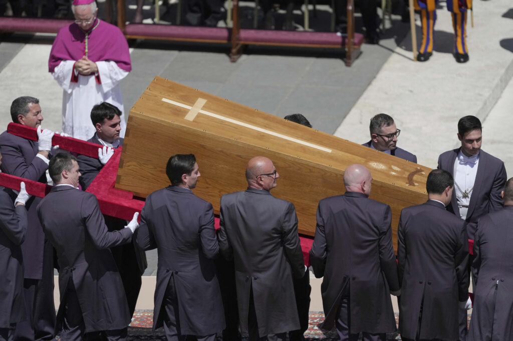 Nosiči nesú rakvu počas pohrebu pápeža Františka na Námestí svätého Petra vo Vatikáne v sobotu 26. apríla 2025. Foto: TASR/AP