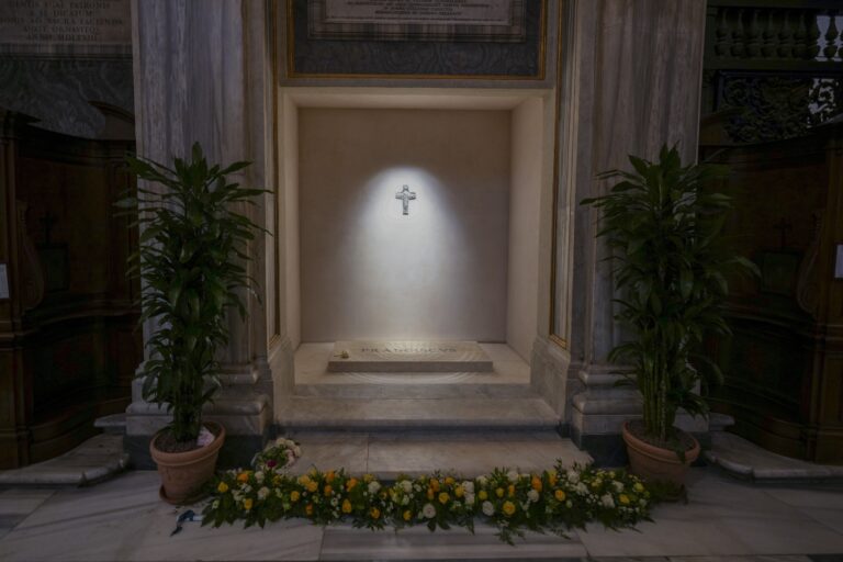 Hrob zosnulého pápeža v bazilike Santa Maria Maggiore navštívilo 25-tisíc ľudí