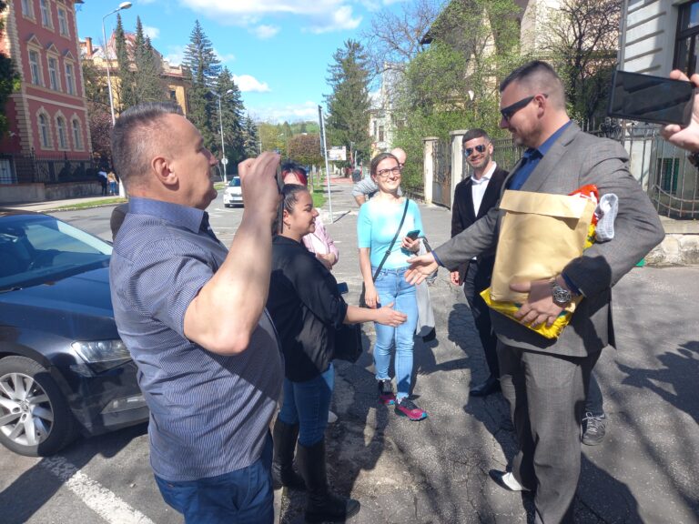 Daniel Bombic poďakoval pri odchode zo súdu hŕstke priaznivcov, ktorá ho tam prišla podporiť. Foto: Mário Kaprálik