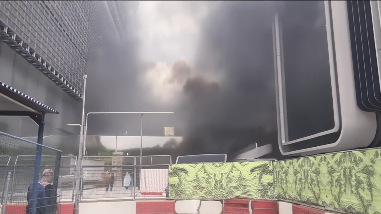 V moskovskom obchodnom centre vybuchlo auto, požiar zachvátil celú budovu