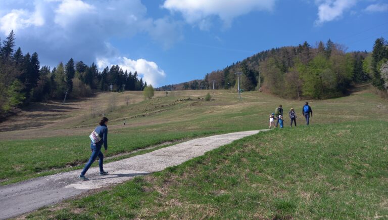 Pri lyžiarskom stredisku na Králikoch napadol medveď muža. Ide o obľúbené miesto na výlety. Vybrala sa tam v stredu aj skupina ľudí s deťmi z Maďarska. O incidente nevedeli. Foto: Mário Kaprálik