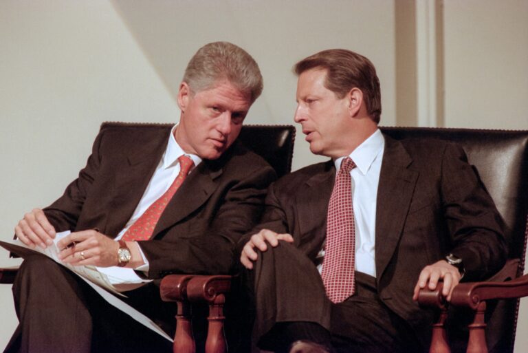 Prezident Bill Clinton a viceprezident Al Gore v Národnej akadémii vied 14. júla 1998 vo Washingtone, DC. Foto: Richard Ellis / Zuma Press / Profimedia