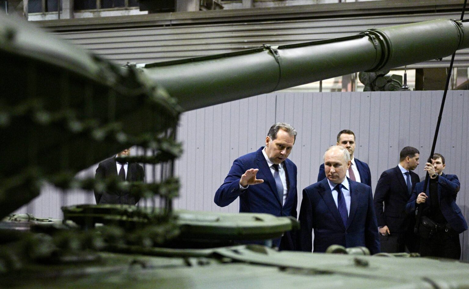 Návšteva ruského prezidenta Vladimira Putina vo výskumnej a výrobnej korporácii Uralvagonzavod 15. februára 2024. Foto: ČTK / AP / Ramil Sitdikov
