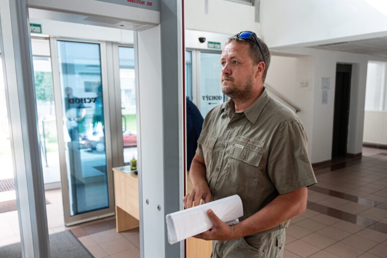 Ján Čurilla, počas prerušeného pojednávania na Okresnom súde Bratislava V v Petržalke. Foto: Marko Erd / Petit Press / Profimedia