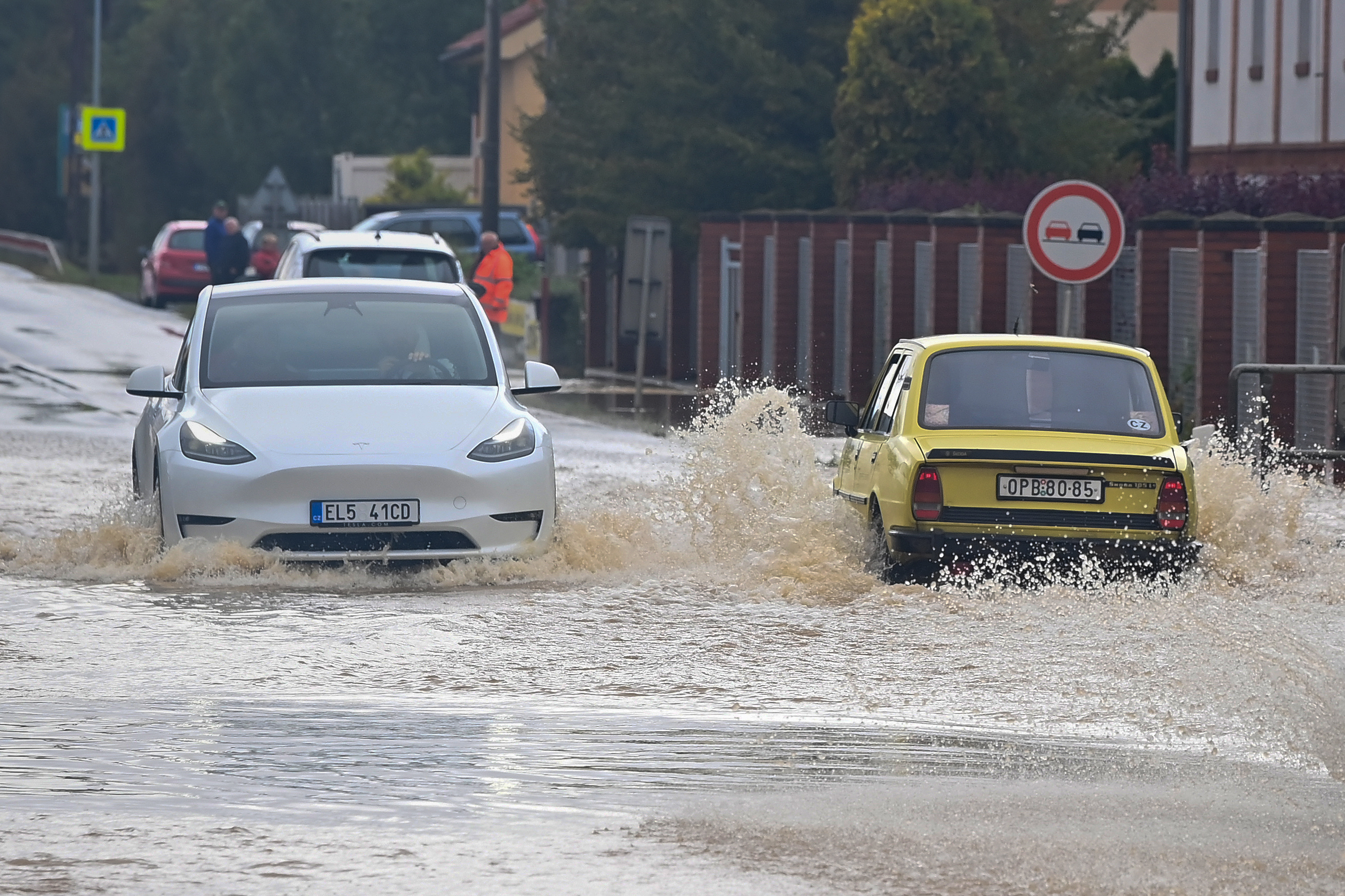Elektromobily zažívajú v Európe comeback. Tesla však dostáva košom