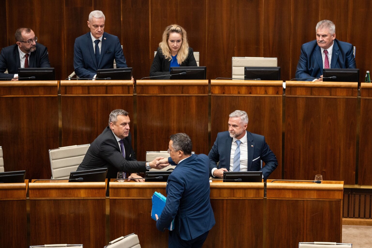 Podanie rúk tesne po odhlasovaní dane v októbri 2024. Foto: Jozef Jakubčo / Petit Press / Profimedia