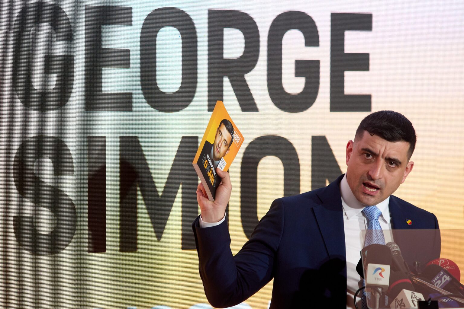George Simion, rumunský prezidentský kandidát a líder Aliancie za jednotu Rumunov (AUR). Foto:  Lucian Alecu / Alamy / Profimedia