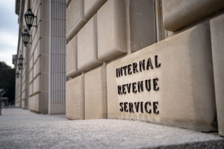 Daňový úrad USA prepustí štvrtinu zamestnancov, zruší tiež odbor ľudských práv