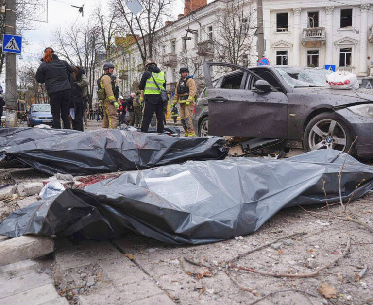 Telá zabitých obyvateľov ležia na zemi po ruskom raketovom útoku, pri ktorom zahynulo najmenej 24 civilistov v ukrajinskom meste Sumy v nedeľu 13. apríla 2025. Zdroj: 
ČTK / AP