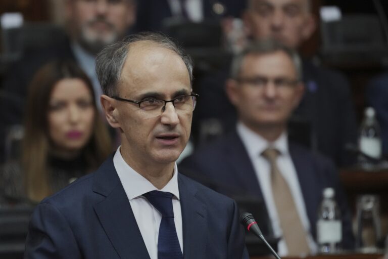 Nová srbská vláda s premiérom Macutom čelí protestom a kritike