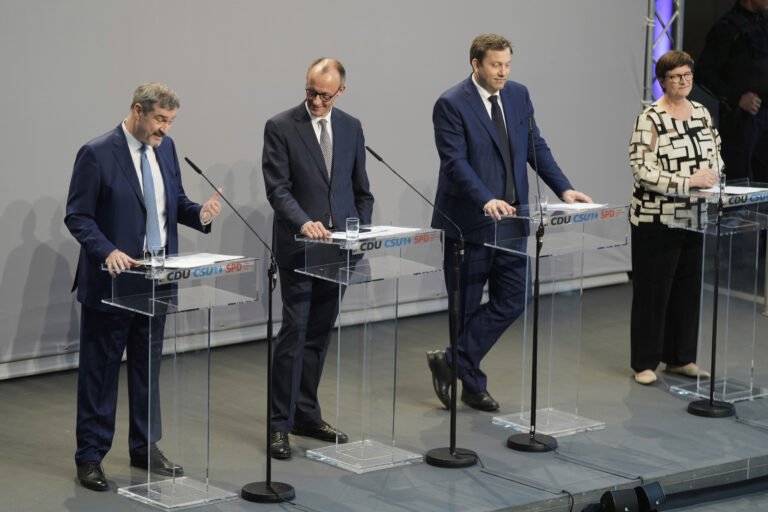 Markus Söder, Friedrich Merz, Lars Klingbeil a Saskia Eskenová. Foto: AP Photo/Markus Schreiber
