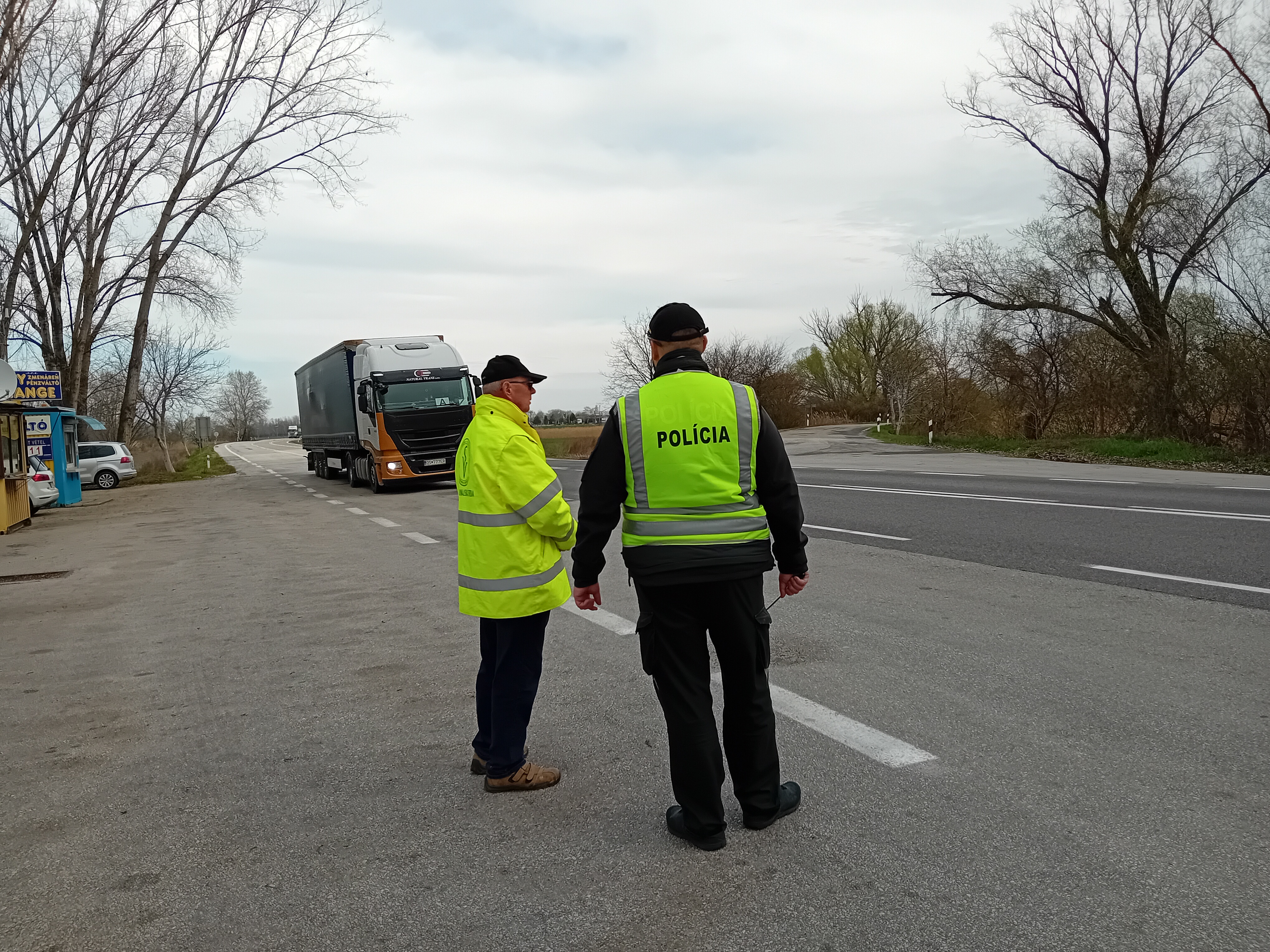 Vláda na mesiac schválila sprísnenie kontrol na hraniciach