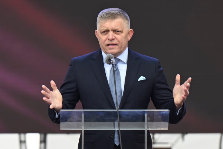 Robert Fico sa prihovára počas celoslovenských osláv 80. výročia víťazstva nad fašizmom v Piešťanoch 8. mája 2025. Foto: Martin Baumann/TASR