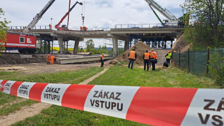 V Poprade obnovili železničnú dopravu, most bude prejazdný od pondelka