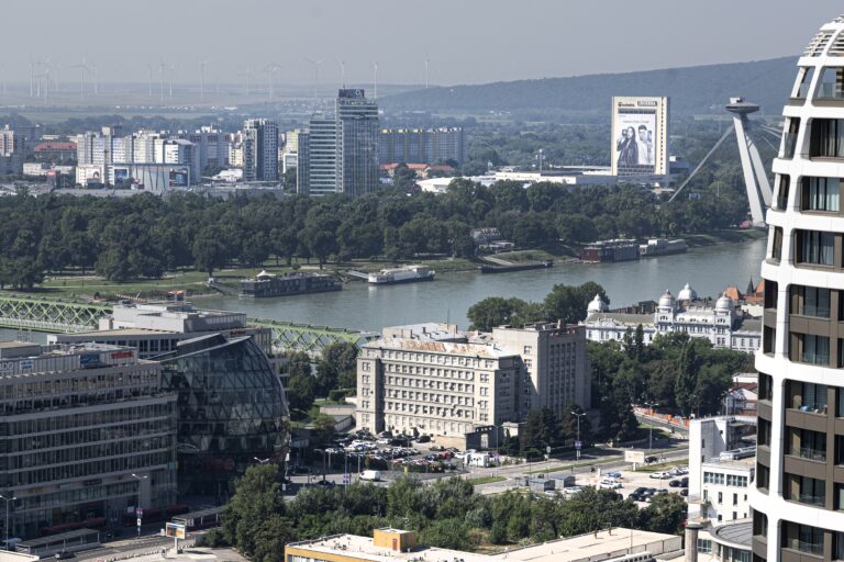 Inflácia vo februári spomalila, bývanie a energie tlačia ceny