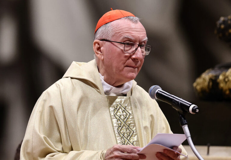 Parolin vedie v zákulisí konkláve, kardinál Tagle ustúpil a podporil ho