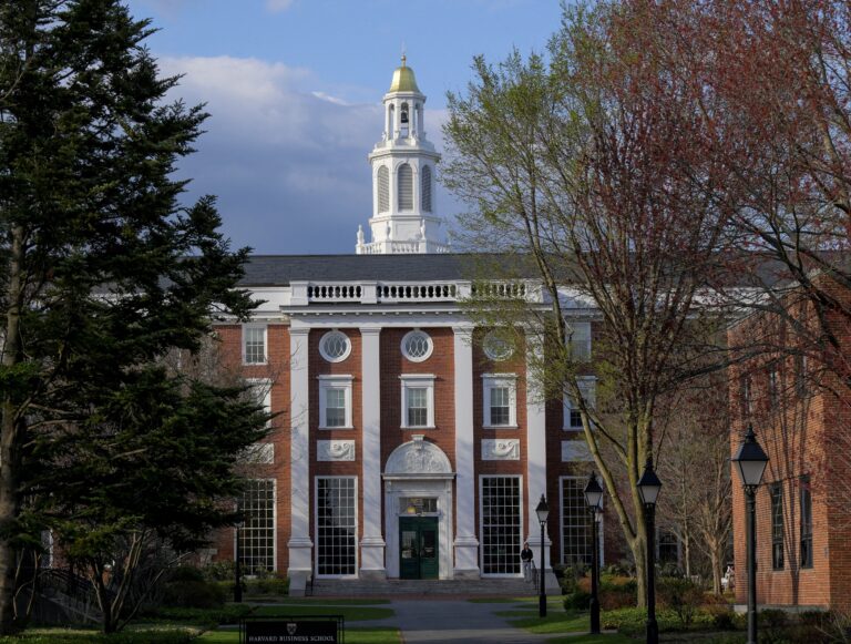 USA začnú rušiť víza čínskym študentom s väzbami na komunistickú stranu