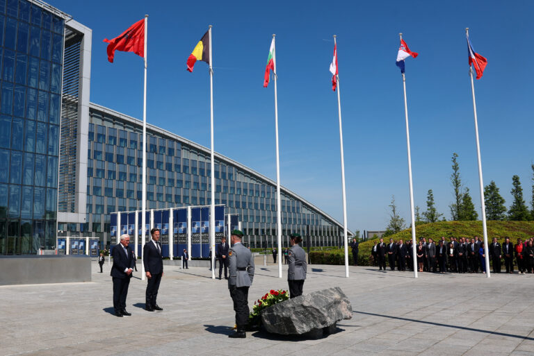 Belgicko: Zamestnanci NATO čelia obvineniam z korupcie a úniku informácií