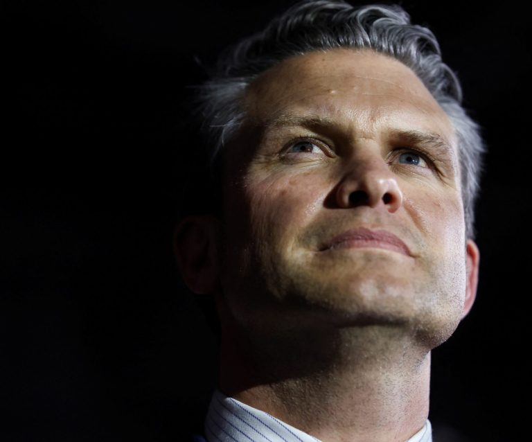 Čína viní Hegsetha z podnecovania konfliktu: On nechce mier