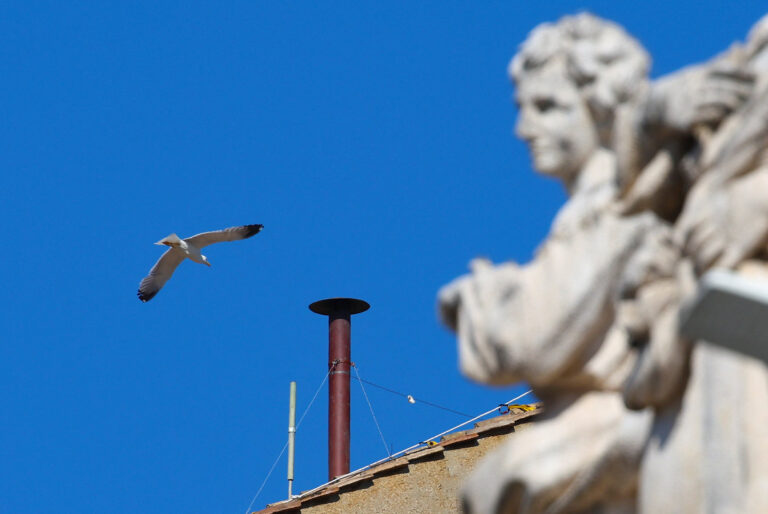 Vo Vatikáne pokračuje konkláve, svet čaká na biely dym z komína