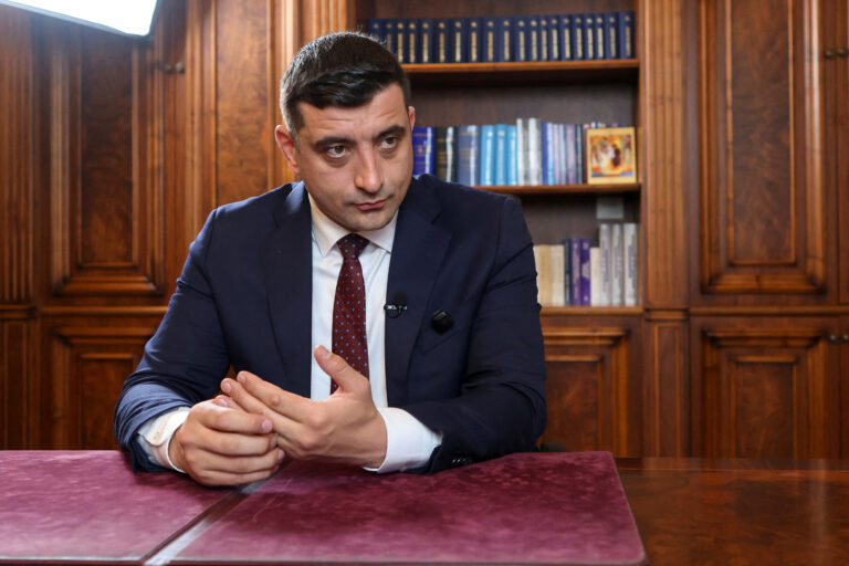 Prvé kolo prezidentských volieb v Rumunsku vyhral George Simion, ukazujú exit polly