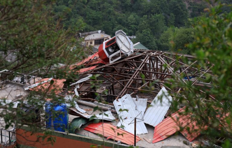 Letecké útoky a ostreľovanie v Kašmíre: 30 obetí, napätie eskaluje