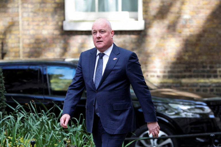 Peking žiada rešpekt a dialóg, Luxon prišiel do Číny v čase napätia