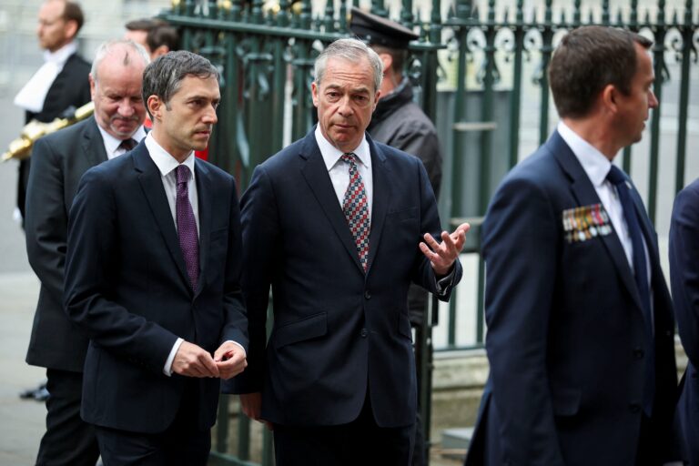 Farageov plán je ekonomická fantázia, ktorá by zničila krajinu, vyhlásil Starmer