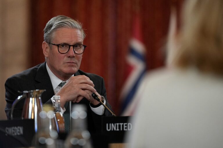 Prvý samit Británie a EÚ od brexitu: diskutujú o obrane aj obchode