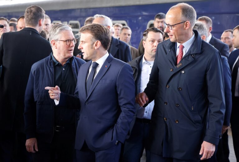 Keir Starmer, Emmanuel Macron a Friedrich Merz. Foto: Ludovic Marin/Reuters