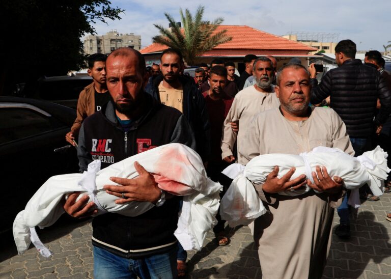 Pohreb palestínskych detí. Foto: Reuters/ Hatem Khaled