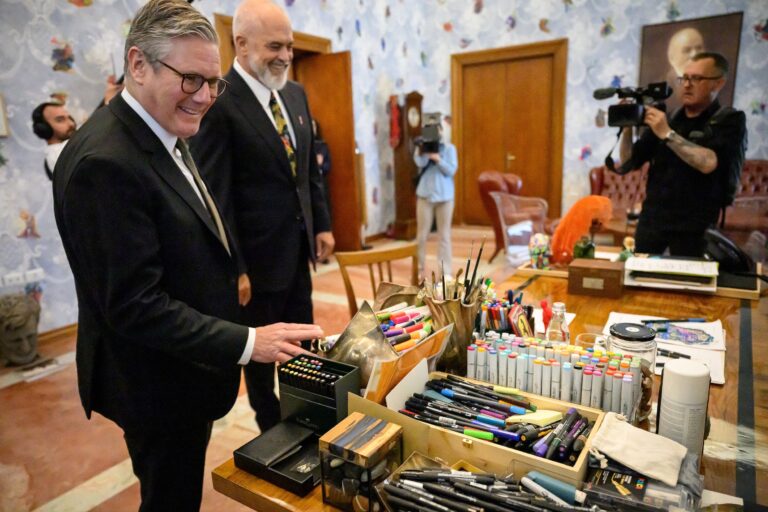 Británia chce posielať migrantov do tretích krajín, hovorí Starmer