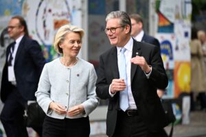 Ursula von der Leyenová a Keir Starmer.