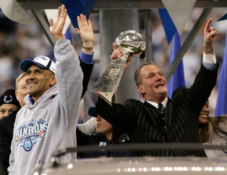 Tony Dungy (vľavo) a majiteľ Colts Jim Irsay. Foto: REUTERS/Brent Smith 
