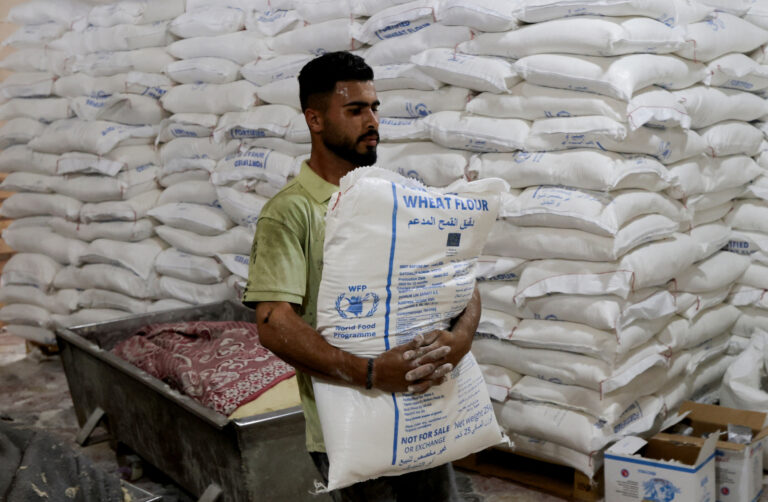 Hladujúci Palestínčania vyrabovali sklad WFP v Gaze, dvaja ľudia prišli o život