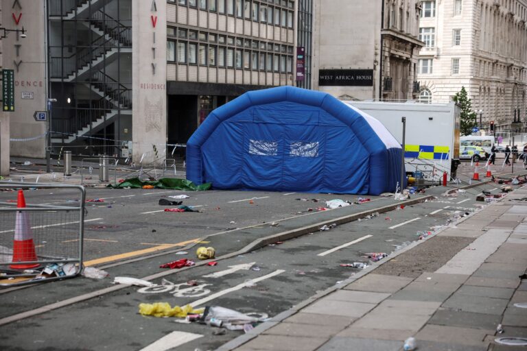 Starosta Liverpoolu po tom, ako do davu vrazilo auto: Štyria zranení sú vo veľmi vážnom stave