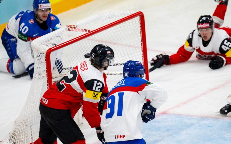 Slovenskí hokejisti dávajú gól zľava Miloš Roman (Slovensko), David Maier (Rakúsko), Matúš Sukeľ (Slovensko) a Gregor Biber (Rakúsko). Foto: Jakub Kotian / TASR