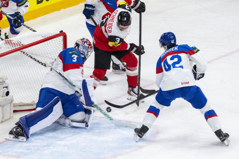 Zľava slovenský brankár Samuel Hlavaj, Ramon Schnetzer (Rakúsko) a Samuel Honzek (Slovensko) počas zápasu základnej A-skupiny Rakúsko – Slovensko na 88. majstrovstvách sveta v ľadovom hokeji vo švédskom Štokholme 12. mája 2025. Foto: Jakub Kotian/TASR