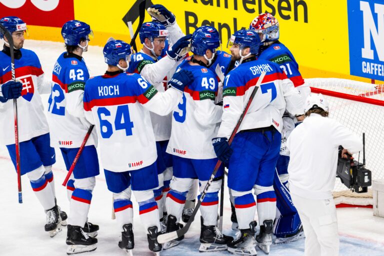 Víťazná radosť slovenských hokejistov po zápase s Francúzskom v Štokholme 14. mája 2025. Foto: Jakub Kotian / TASR