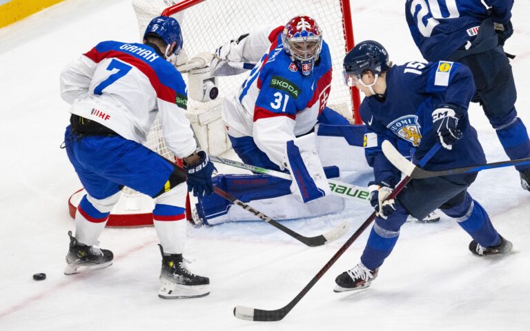 Zľava Mário Grman (Slovensko), slovenský brankár Samuel Hlavaj a Lenni Hämeenaho (Fínsko) počas zápasu Fínsko - Slovensko. Foto: Jakub Kotian/TASR      