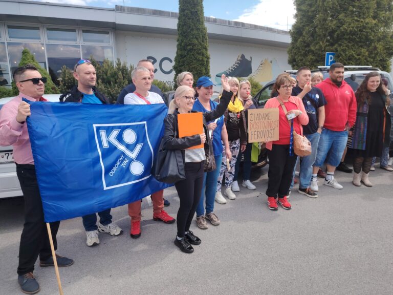 Obuvnícky závod končí, odborári poslali majiteľke  symbolický náhrobok