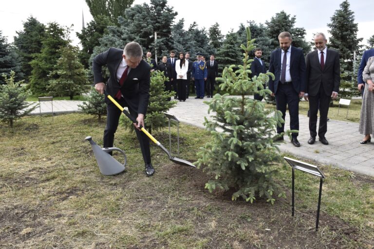 Fico v Arménsku: Slovensko môže robiť politiku na všetky svetové strany