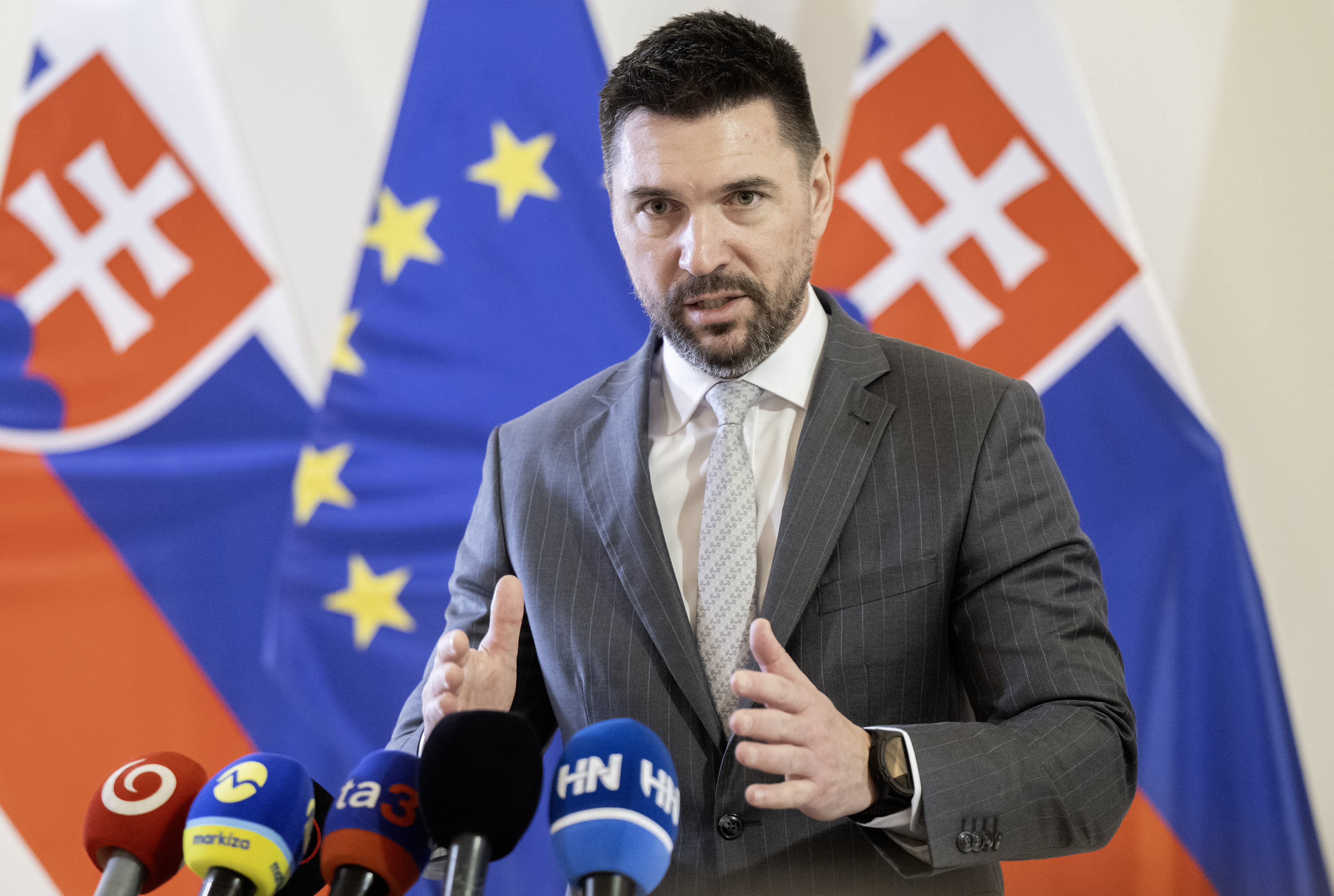 Slovensko je bez slintačky a krívačky. Takáč má spor s Bajo Holečkovou