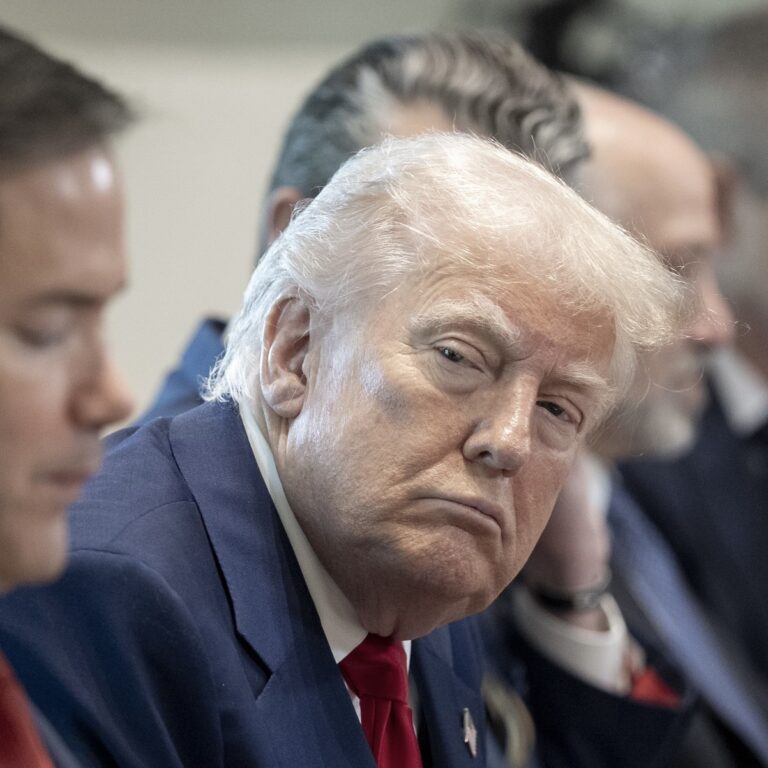 Prezident Spojených štátov Donald J. Trump počúva poznámky počas zasadnutia vlády vo vládnej sále Bieleho domu vo Washingtone v stredu 30. apríla 2025. Zdroj: CAP/MPI/RS
©RS/MPI/Capital Pictures