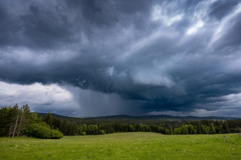 Česko zasiahlo prvé tohtoročné tornádo, napáchalo škody