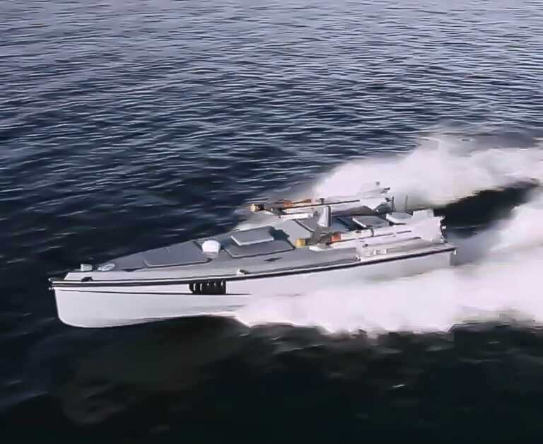 Prvá snímka ukrajinského námorného dronu Magura V7 vyzbrojeného AIM-9, ktorý nad Čiernym morom zostrelil ruskú stíhačku Su-30. Foto: east2west news / WillWest News / Profimedia