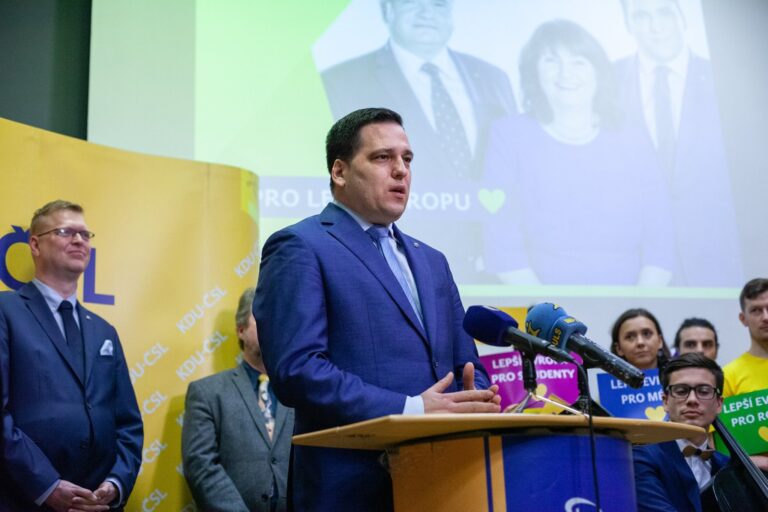 Šéf SIS reaguje na obvinenia Zdechovského: Žiada preverenie sledovania